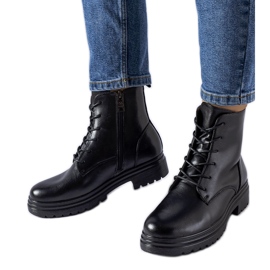 Bottes isolées noires par Vinceza