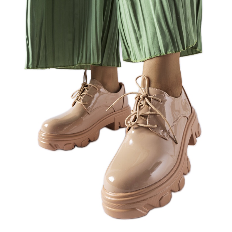Chaussures en cuir verni beige Kelly