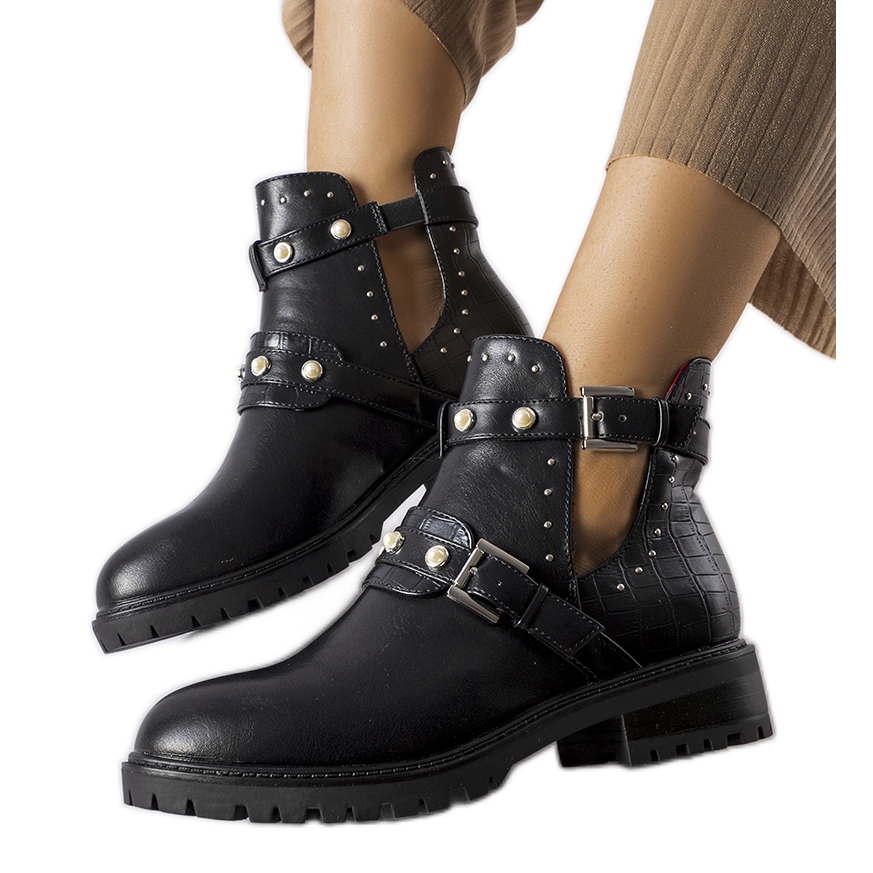Bottines noires avec decoupes et perles Chaussures a la mode