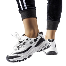 Baskets de sport blanches et noires par Kouri