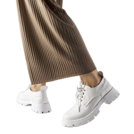Chaussures blanches au fini Charleston mat Chaussures blanches au fini Charleston mat