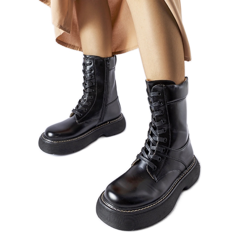 Bottes de travail isolées noires sur la plateforme Davi le noir