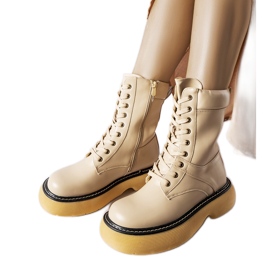 Bottes de travail isolées beiges sur la plateforme Davi