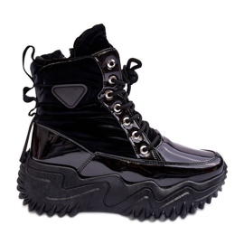 Bottes isolées sur une plateforme massive, Black Lanleh le noir