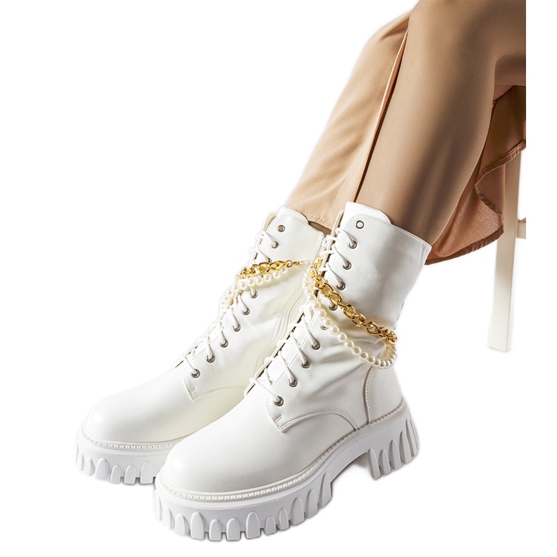 Bottines blanches avec perles et chaîne Mira Bottines blanches avec perles et chaîne Mira