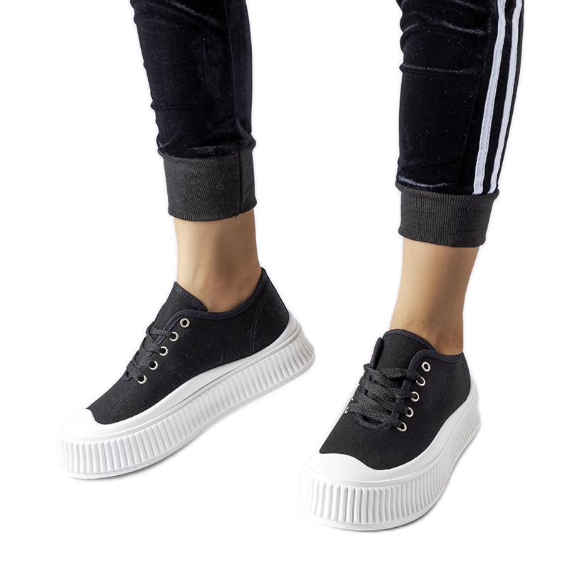 Baskets noires sur une épaisse plateforme Rina blanche le noir Baskets noires sur une épaisse plateforme Rina blanche le noir