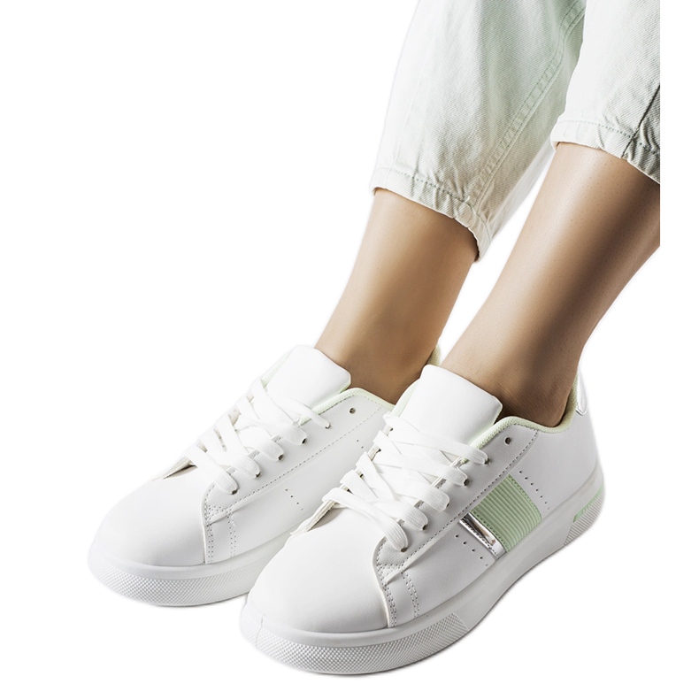 Chaussures de sport blanches avec accessoires menthe par Marei