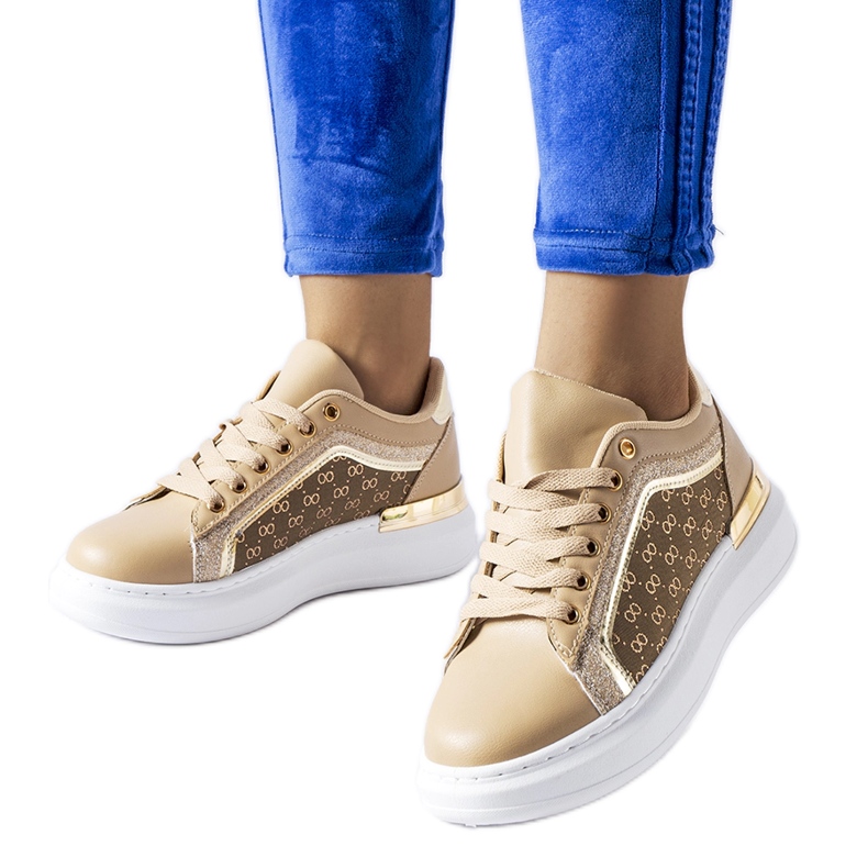 Chaussures beiges décorées de paillettes sur la plateforme Leo