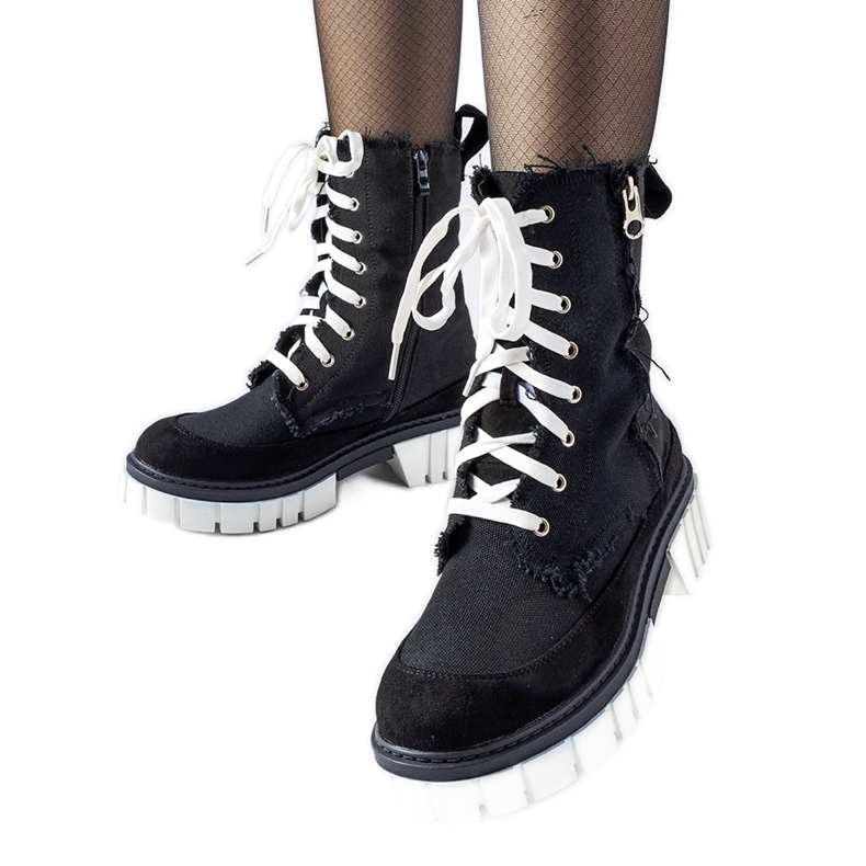 Bottes Crispiero isolées noires le noir