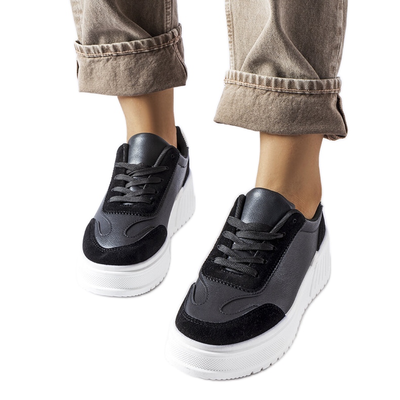 Baskets noires sur une épaisse plateforme Seluci le noir