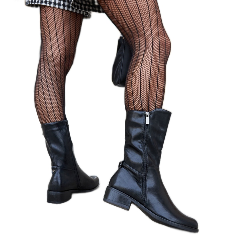 Bottes hautes isolées noires par Mayonga le noir Bottes hautes isolées noires par Mayonga le noir