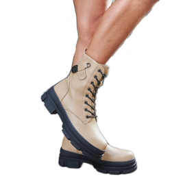 Inna Bottes isolées beiges avec une épingle de sûreté de Saavedra
