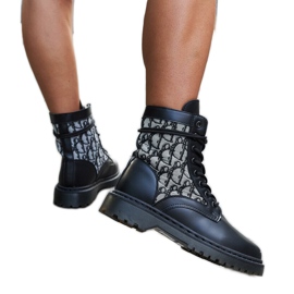 Bottines noires ornées d'un monogramme