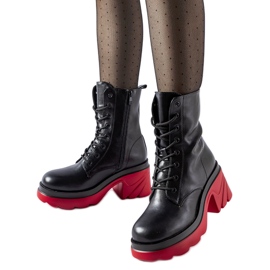 Chaussures isolées noires avec talon rouge