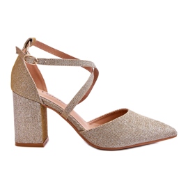 Escarpins à talons hauts dorés brillants à la mode