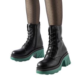 Ouvriers isolés noirs sur un poteau nautique Costa