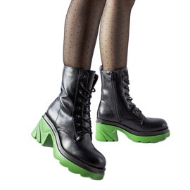 Chaussures isolées noires avec talon Cost vert