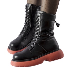 Bottes isolées noires avec semelle Beata rose le noir