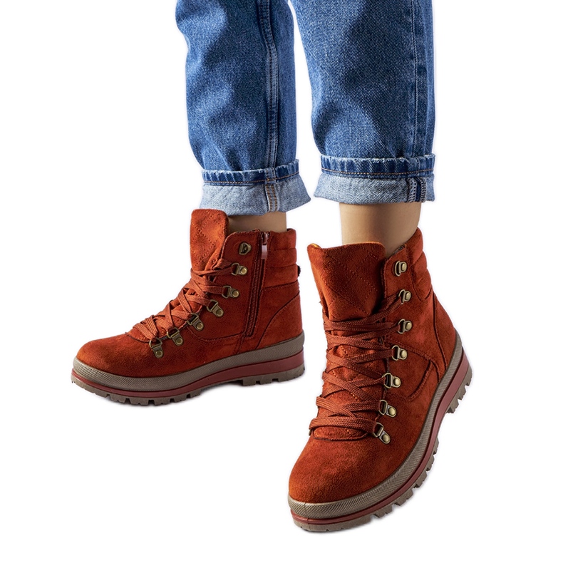 Chaussures de trekking Mazara isolées rouges brun