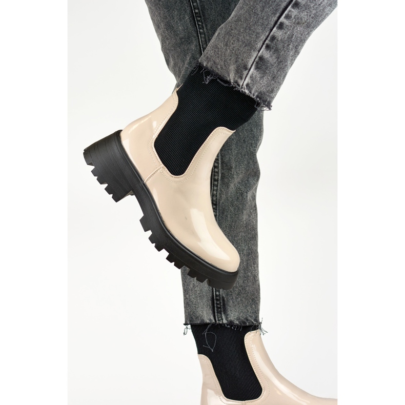 Travailleurs en cuir verni beige avec tige flexible Travailleurs en cuir verni beige avec tige flexible