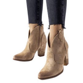 Bottes cowboy isolées à découpes beiges par Brunilde