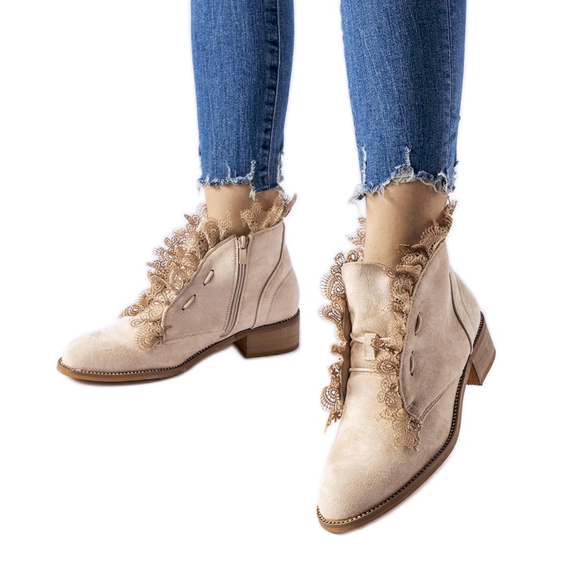 Bottines beiges avec strass et dentelle par Belviglieri