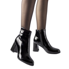 Bottines Carcare vernies isolées noires