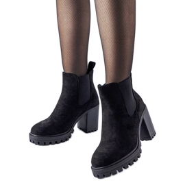 Bottines noires sur un énorme talon Montelparo