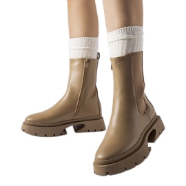 Bottes isolées marron par Mombello brun Bottes isolées marron par Mombello brun