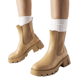 Bottines à enfiler classiques isolées beiges par Laives
