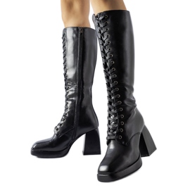 Bottes isolées noires avec un énorme talon Nova