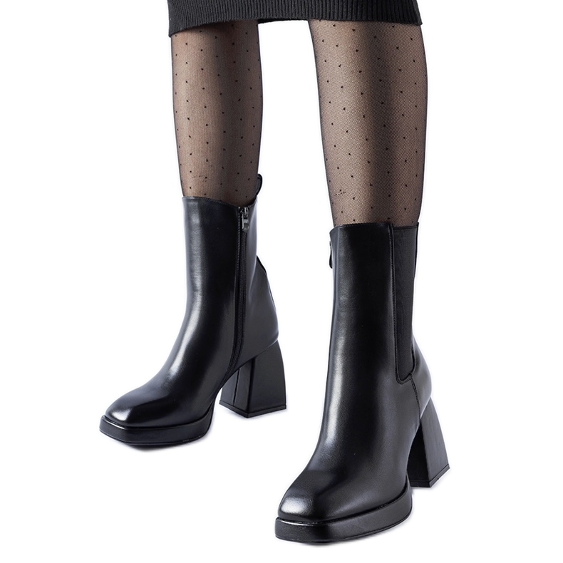 Bottines isolées noires sur un énorme talon Adamo le noir