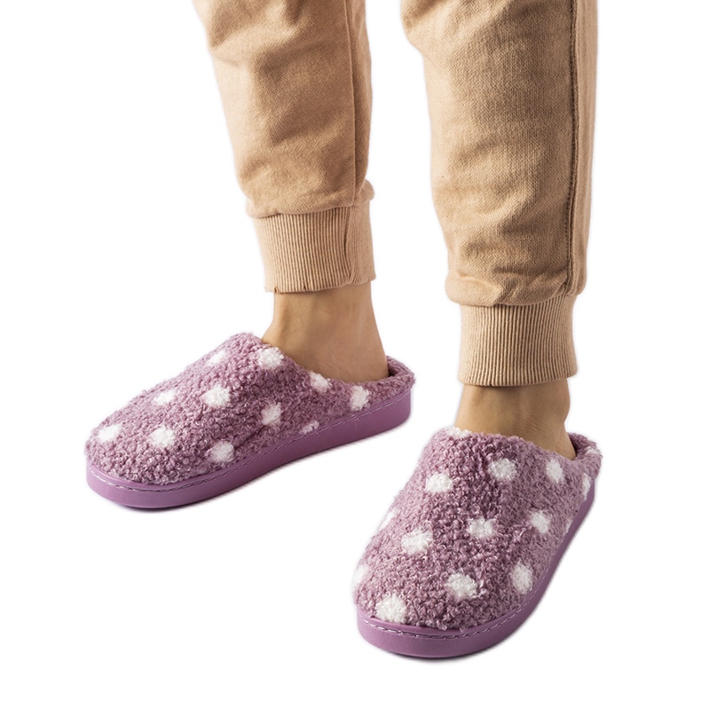 Chaussons chauds violets à pois blancs