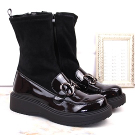 Bottes en cuir verni pour femmes sur la plateforme, isolées noires Sabatina DM23-18N le noir