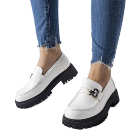 Mocassins blancs et noirs avec boucle blanche