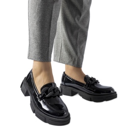 Mocassins vernis noirs avec chaîne Suelli