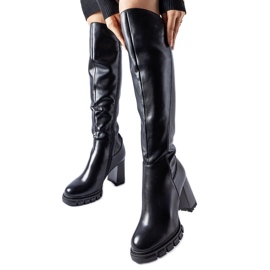 Bottes noires longues et chaudes à talons hauts