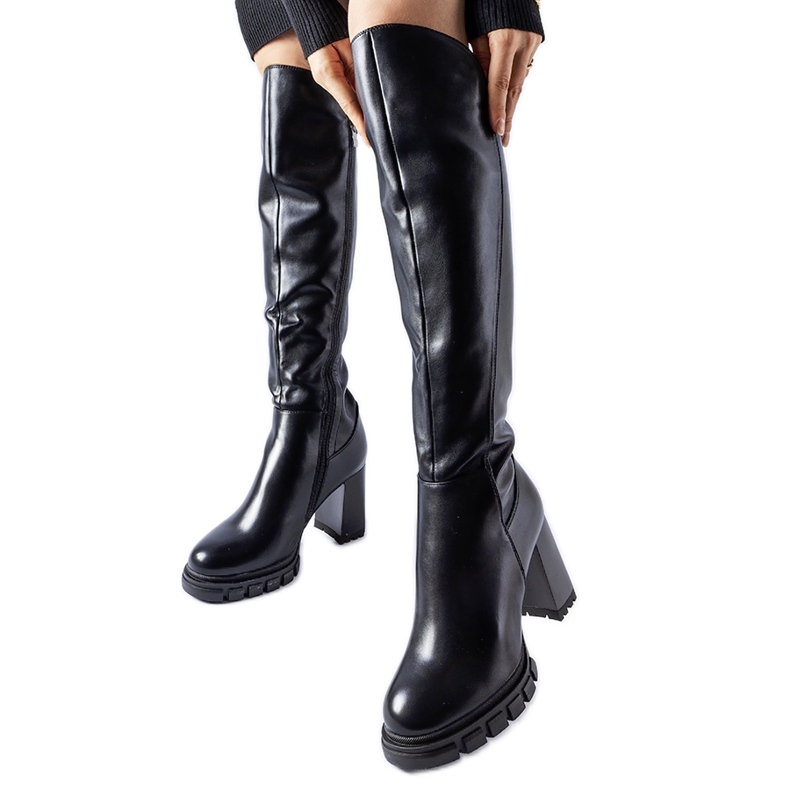 Bottes noires longues et chaudes à talons hauts le noir