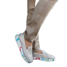 Chaussures beiges avec un coin coloré