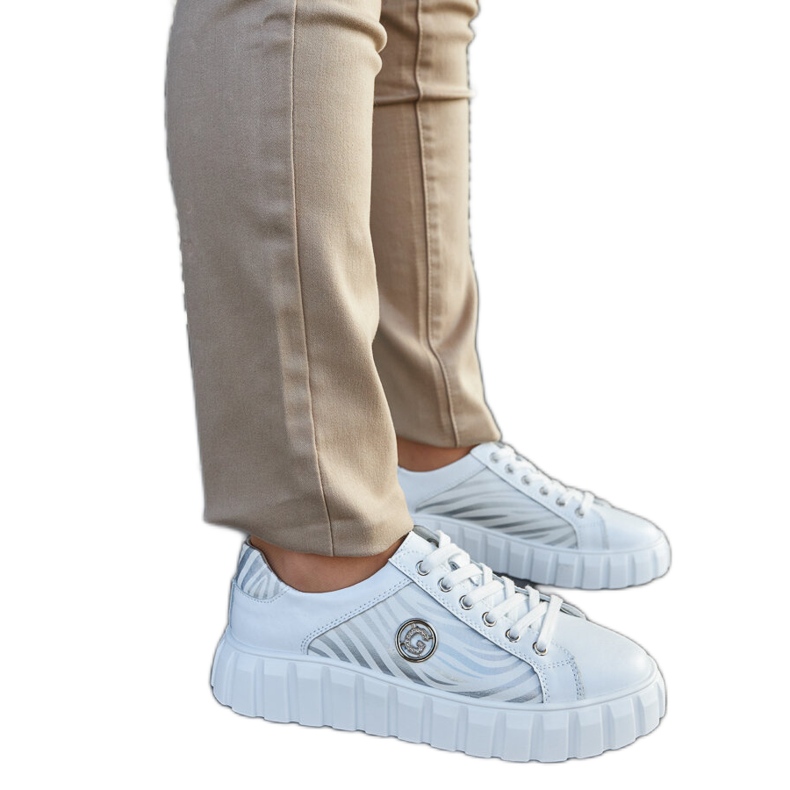 Baskets en cuir blanc sur la plateforme blanche