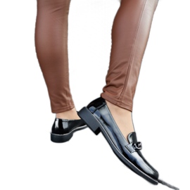 Mocassins vernis noirs avec boucle le noir