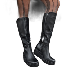 Bottes compensées noires isolées le noir
