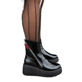 Bottes compensées noires isolées le noir