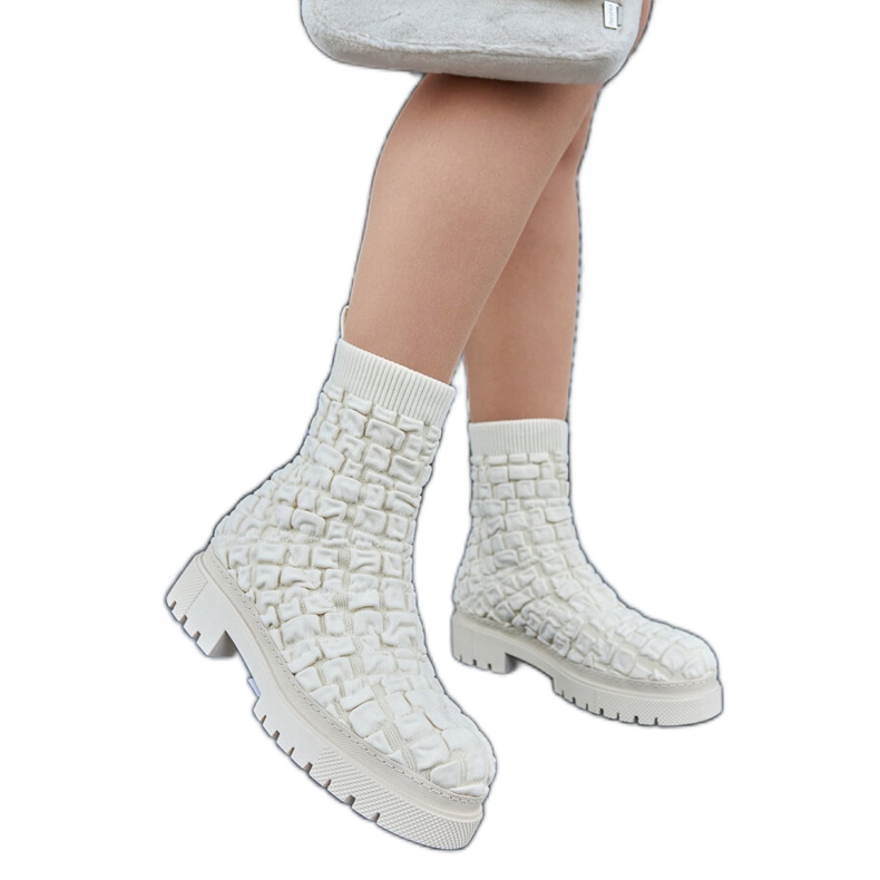 Bottines beiges à tige chaussette par Arlington Bottines beiges à tige chaussette par Arlington