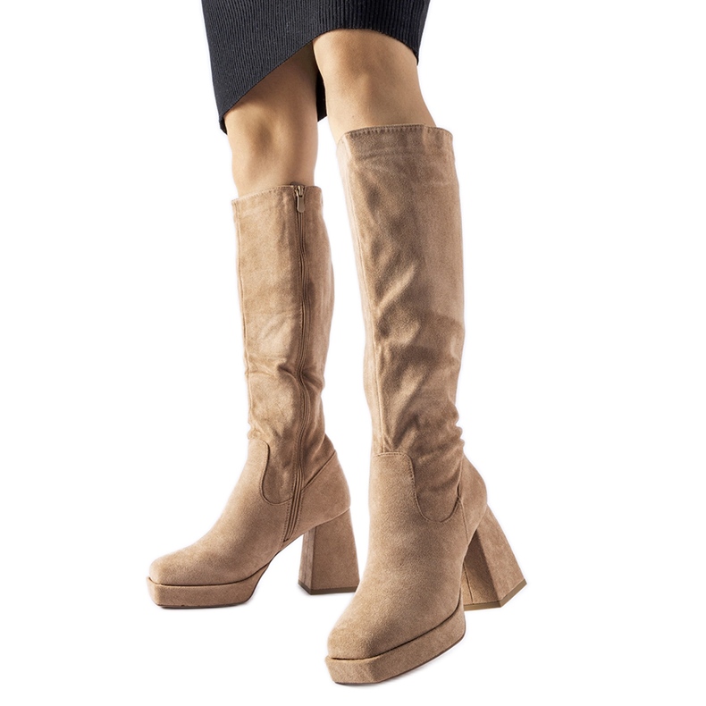 Bottes chaudes beiges sur un talon massif Fantino Bottes chaudes beiges sur un talon massif Fantino