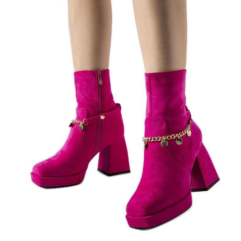 Bottes isolées roses avec pendentif Saviore