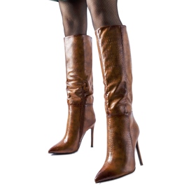 Bottines à talons hauts Serpent isolées marron brun