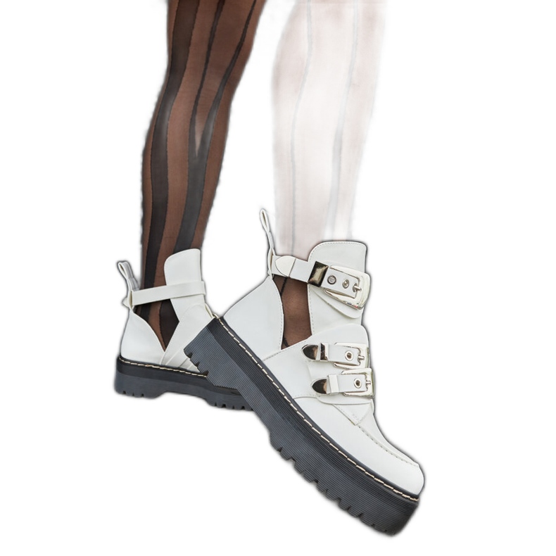 Bottines blanches sur la plateforme Lograto