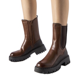 Bottes isolées marron par Donigala brun