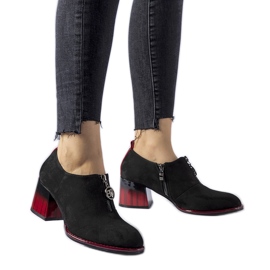 Bottines noires aux accents rouges de Allyriane